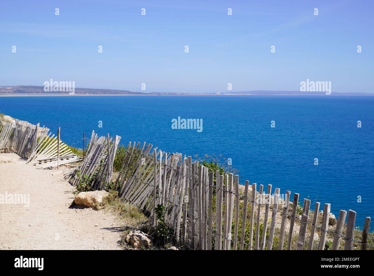 Leucate mer côte clôture en bois sur la côte méditerranéenne dans la mer sud plage Pyrénées Orientales dans le Languedoc-Roussillon France Banque D'Images