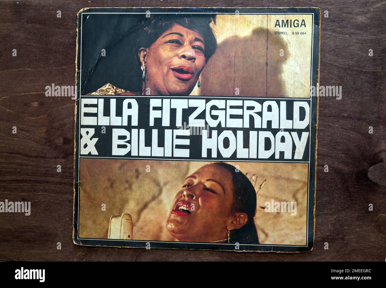 Lublin, Pologne. 18 janvier 2023. Ella Fitzgerald et Billie Holiday pochette d'album en vinyle sur table en bois sombre. Banque D'Images