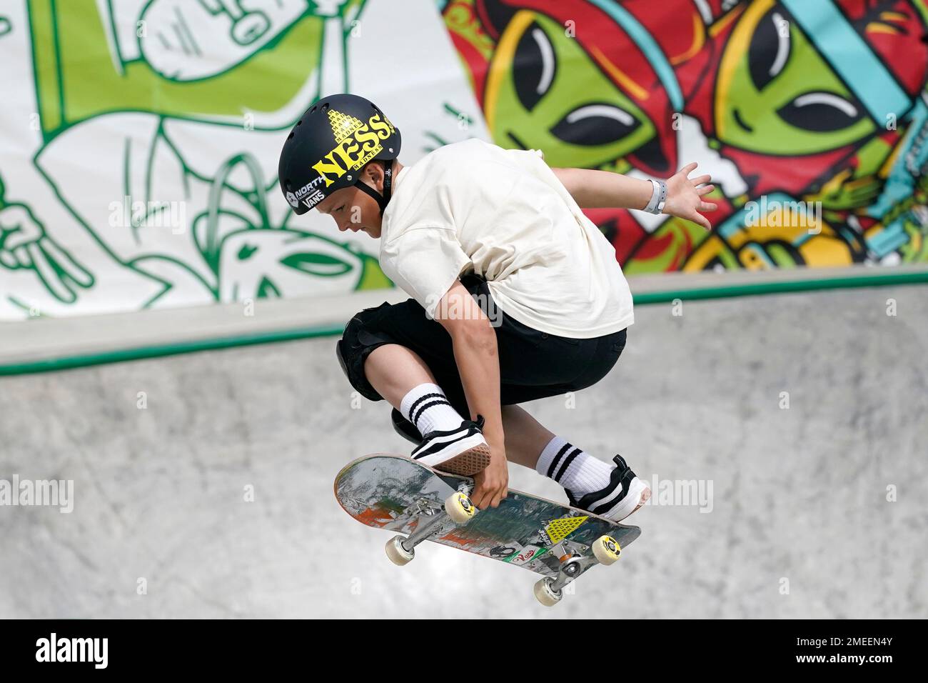 Hampus Winberg, of Sweden, competes in the Olympic qualifying skateboard event at Lauridsen Skatepark, Saturday, May 22, 2021, in Des Moines, Iowa. (AP Photo/Charlie Neibergall) Banque D'Images