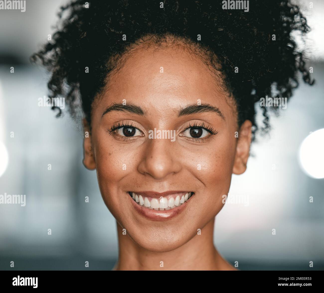 Femme noire, visage portrait et sourire tout en étant heureux avec les dents blanches, maquillage et cosmétiques ou la beauté naturelle. Afro-américain confiant et fort Banque D'Images