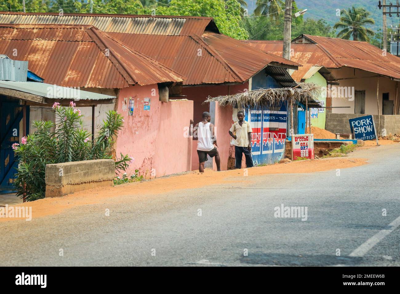 Les Africains locaux font un travail quotidien au Ghana Village, en Afrique de l'Ouest Banque D'Images