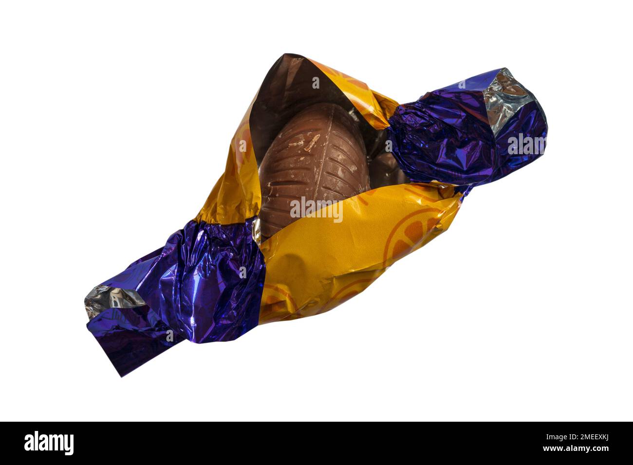 Lait de Cadbury chocolat à l'orange isolé sur fond blanc - Mini-œufs de chocolat au lait avec un centre de chocolat au lait à saveur d'orange lisse Banque D'Images