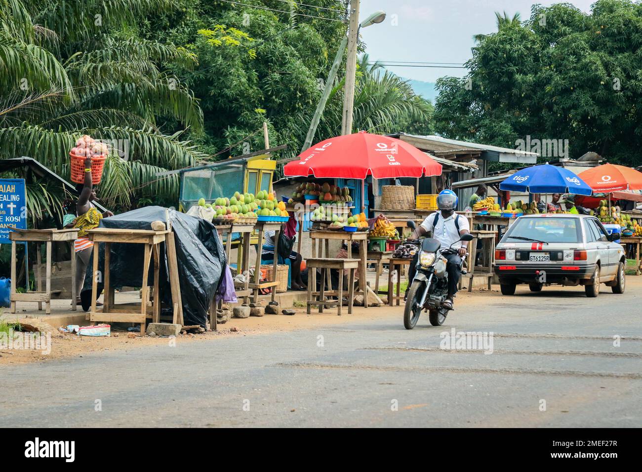 Les habitants africains locaux du Ghana marchent vers les activités quotidiennes dans les rues d'Accra Banque D'Images