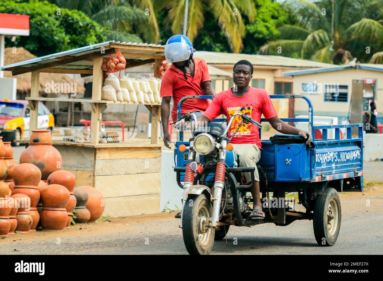 Les habitants africains locaux du Ghana marchent vers les activités quotidiennes dans les rues d'Accra Banque D'Images