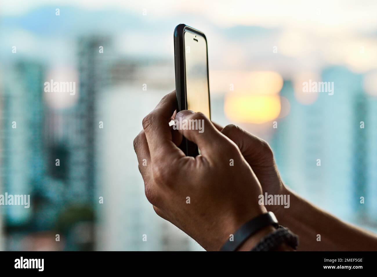 Mon téléphone portable prend les meilleures photos. un homme méconnaissable prenant une photo de la ville avec son téléphone portable à l'extérieur. Banque D'Images