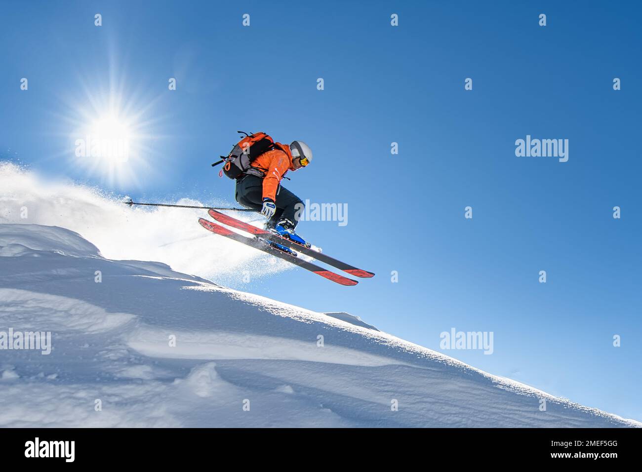 Un jeune skieur à la vitesse de voler à travers le ciel Banque D'Images