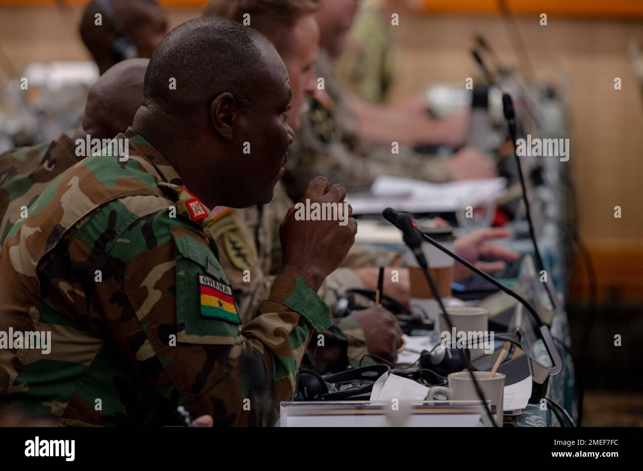 Un représentant du Ghana pose une question à un groupe lors du Silent Warrior 2022 à Garmisch-Partenkirchen, Allemagne, 16 août 2022. Silent Warrior 2022 est un forum dirigé par le Commandement des opérations spéciales en Afrique (SOCAFRICA) avec 37 pays réunis pour se concentrer sur l'amélioration de la sécurité, de la résilience et de la prospérité de l'Afrique. Banque D'Images