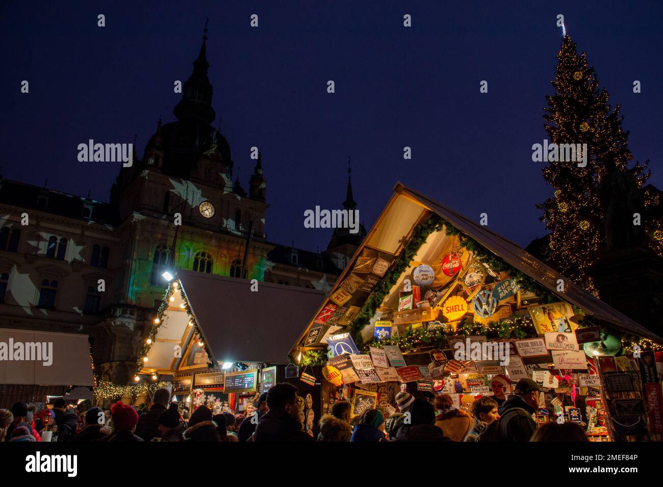 Graz, Autriche - 17 décembre 2022 : marché de Noël à Hauptplatz, en face de l'hôtel de ville Banque D'Images