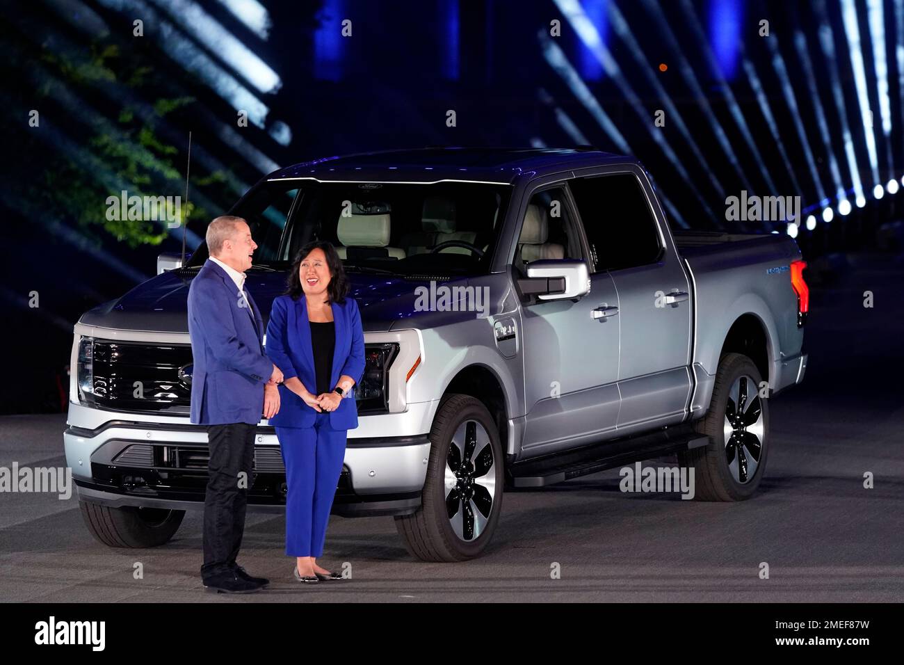 Bill Ford, executive chairman of Ford Motor Company, and Chief Executive Engineer Linda Zhang stand next to the Ford F-150 Lightning, Wednesday, May 19, 2021, in Dearborn, Mich. On the outside, the electric version of Ford's F-150 pickup looks about the same as the wildly popular gas-powered truck. The new truck called the F-150 Lightning can go up to 300 miles per charge, with a starting price of just under $40,000. (AP Photo/Carlos Osorio) Banque D'Images