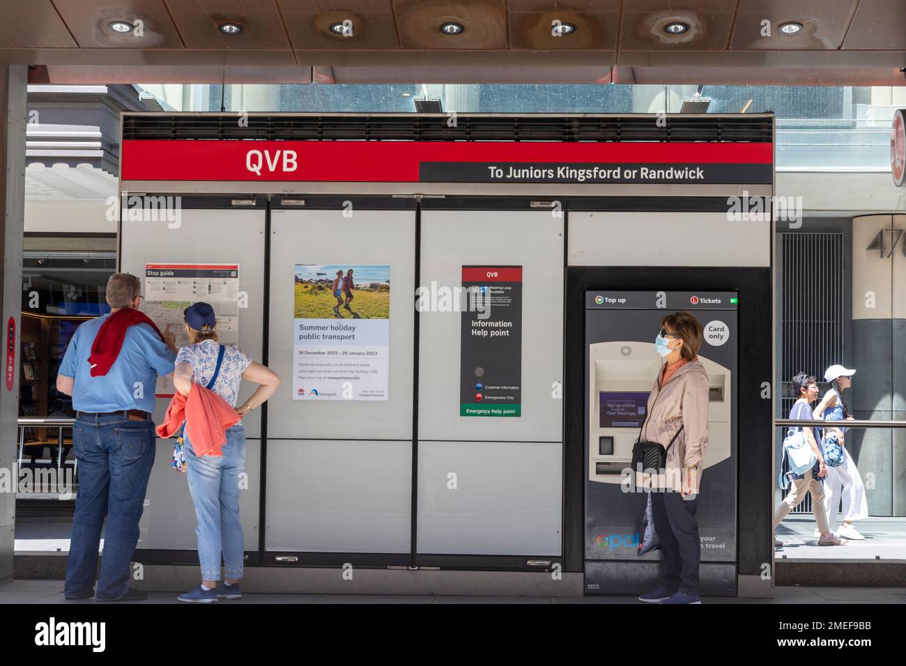 Transports en train léger à Sydney, station de métro léger QVB sur George Street, les navetteurs vérifient l'horaire du masque Covid de la rame, Sydney, Nouvelle-Galles du Sud, Australie Banque D'Images