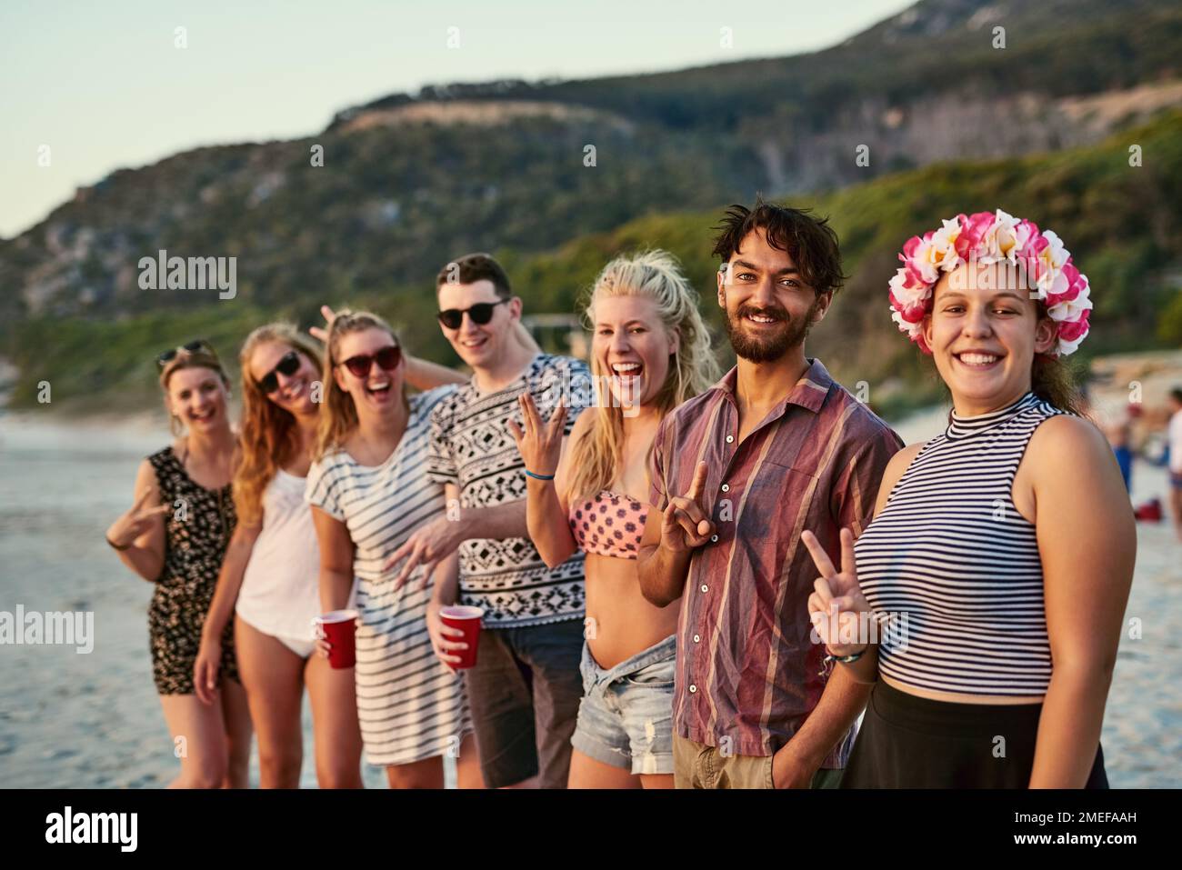 Plage et super compagnie, les vacances parfaites. les jeunes traînaient à la plage. Banque D'Images