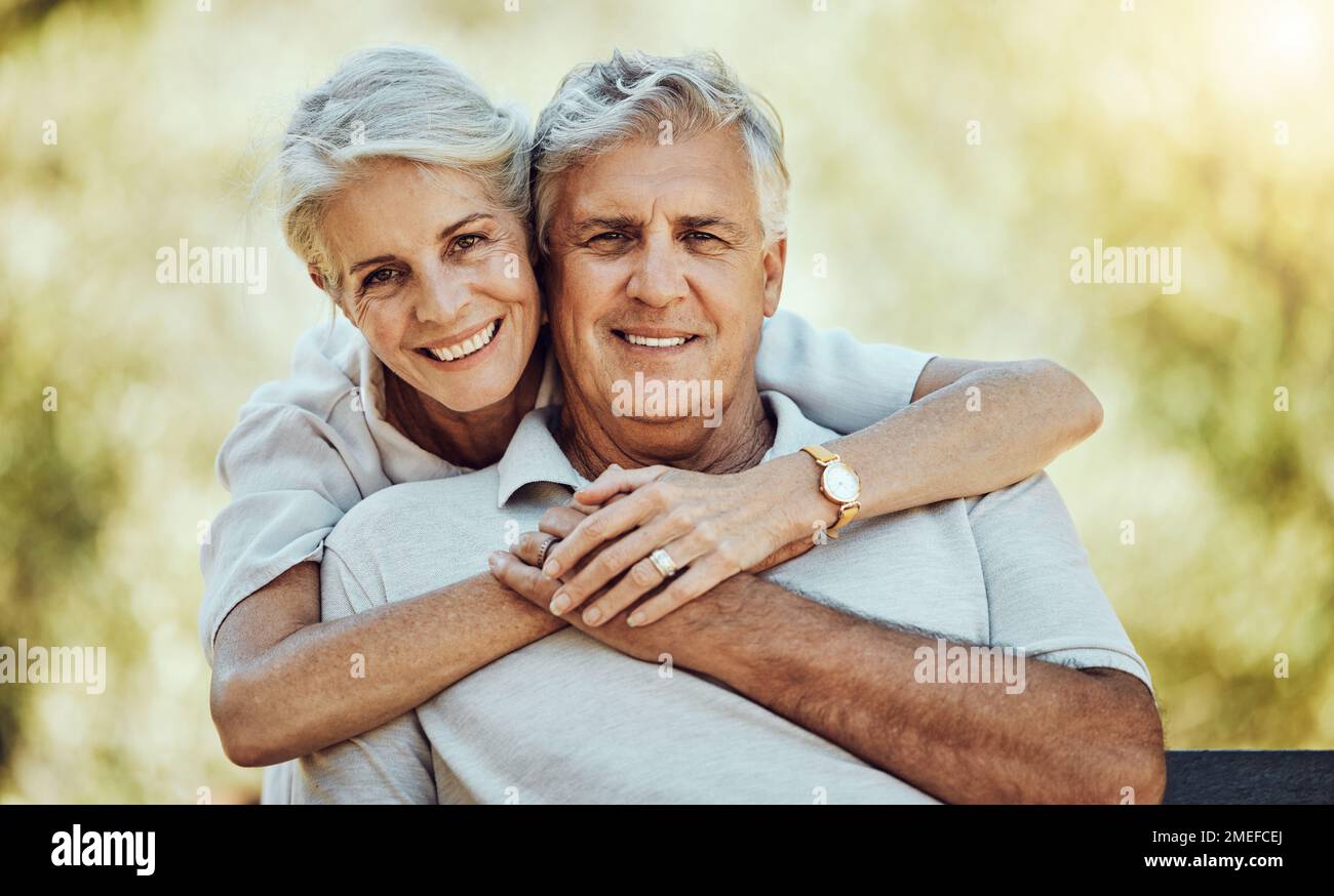 Un vieux couple se hale dans le parc, l'amour et le portrait de mariage, la retraite avec engagement et à l'extérieur. Homme mature, femme âgée et soins avec confiance et Banque D'Images