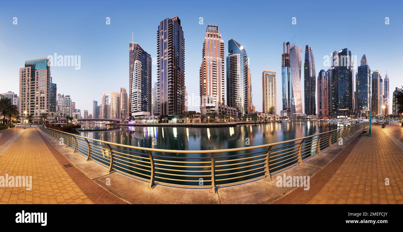 Panorama sur la marina de Dubaï au lever du soleil, personne. Émirats arabes Unis Banque D'Images