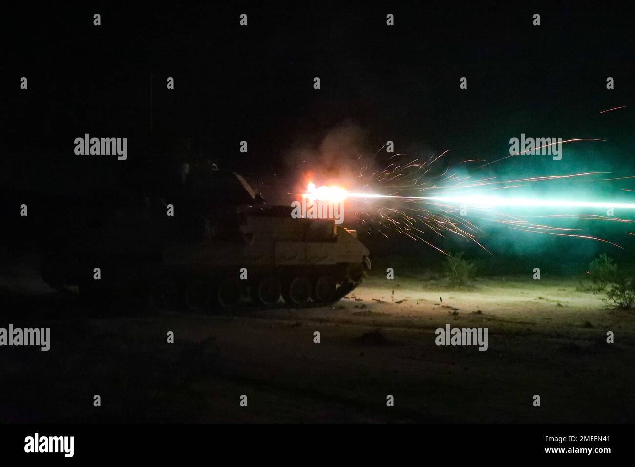 ÉTATS-UNIS Les soldats affectés au 5th Escadron, 4th Cavalry Regiment, 2nd Armored Brigade combat Team, 1st Infantry Division conduisent un entraînement de tir en direct dans un véhicule de combat d'infanterie Bradley M2 lors de la rotation d'action décisive 22-09 au Centre national d'entraînement, fort Irwin, en Californie, le 16 août 2022. Banque D'Images