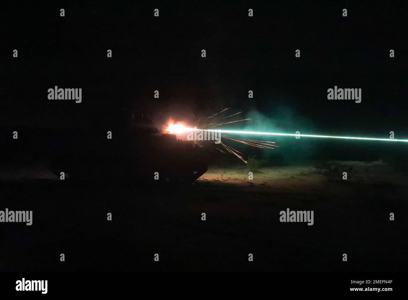 ÉTATS-UNIS Les soldats affectés au 5th Escadron, 4th Cavalry Regiment, 2nd Armored Brigade combat Team, 1st Infantry Division conduisent un entraînement de tir en direct dans un véhicule de combat d'infanterie Bradley M2 lors de la rotation d'action décisive 22-09 au Centre national d'entraînement, fort Irwin, en Californie, le 16 août 2022. Banque D'Images