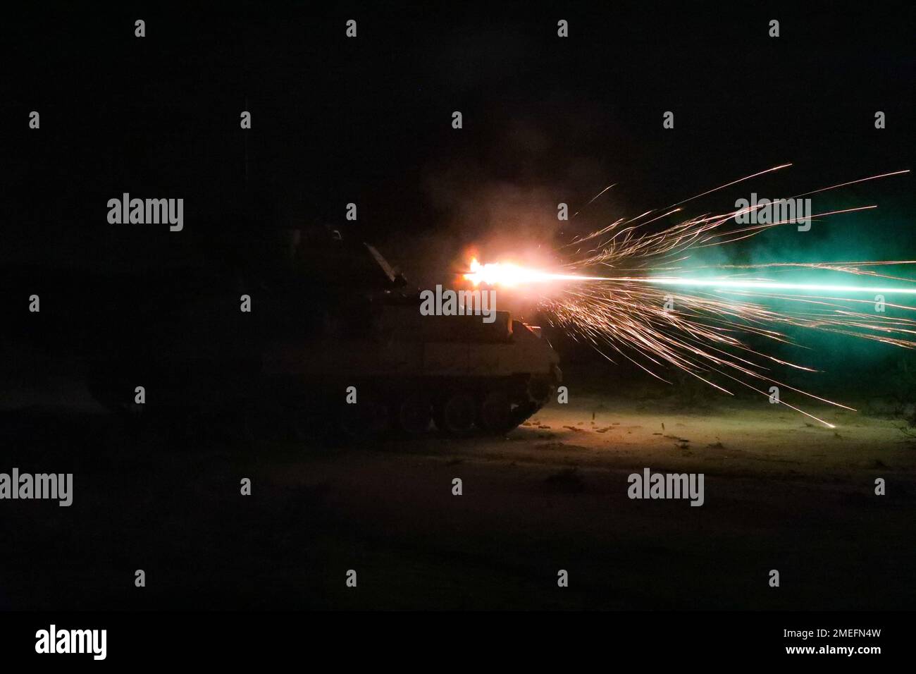 ÉTATS-UNIS Les soldats affectés au 5th Escadron, 4th Cavalry Regiment, 2nd Armored Brigade combat Team, 1st Infantry Division conduisent un entraînement de tir en direct dans un véhicule de combat d'infanterie Bradley M2 lors de la rotation d'action décisive 22-09 au Centre national d'entraînement, fort Irwin, en Californie, le 16 août 2022. Banque D'Images