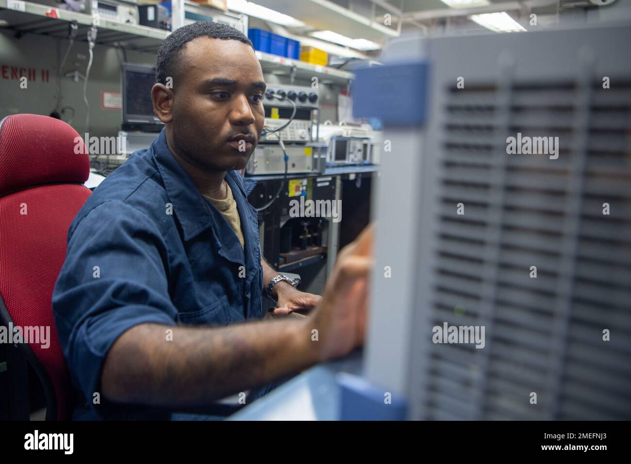 220815-N-OL611-1016 SAN DIEGO (15 août 2022) le technicien en électronique aéronautique Airman Kyle King, originaire de Detroit, au Michigan, étalonne un générateur d'impulsions dans le laboratoire d'étalonnage à bord du porte-avions USS Carl Vinson de la classe Nimitz (CVN 70), août 15. Vinson est actuellement à pierside dans son homeport de San Diego. Banque D'Images