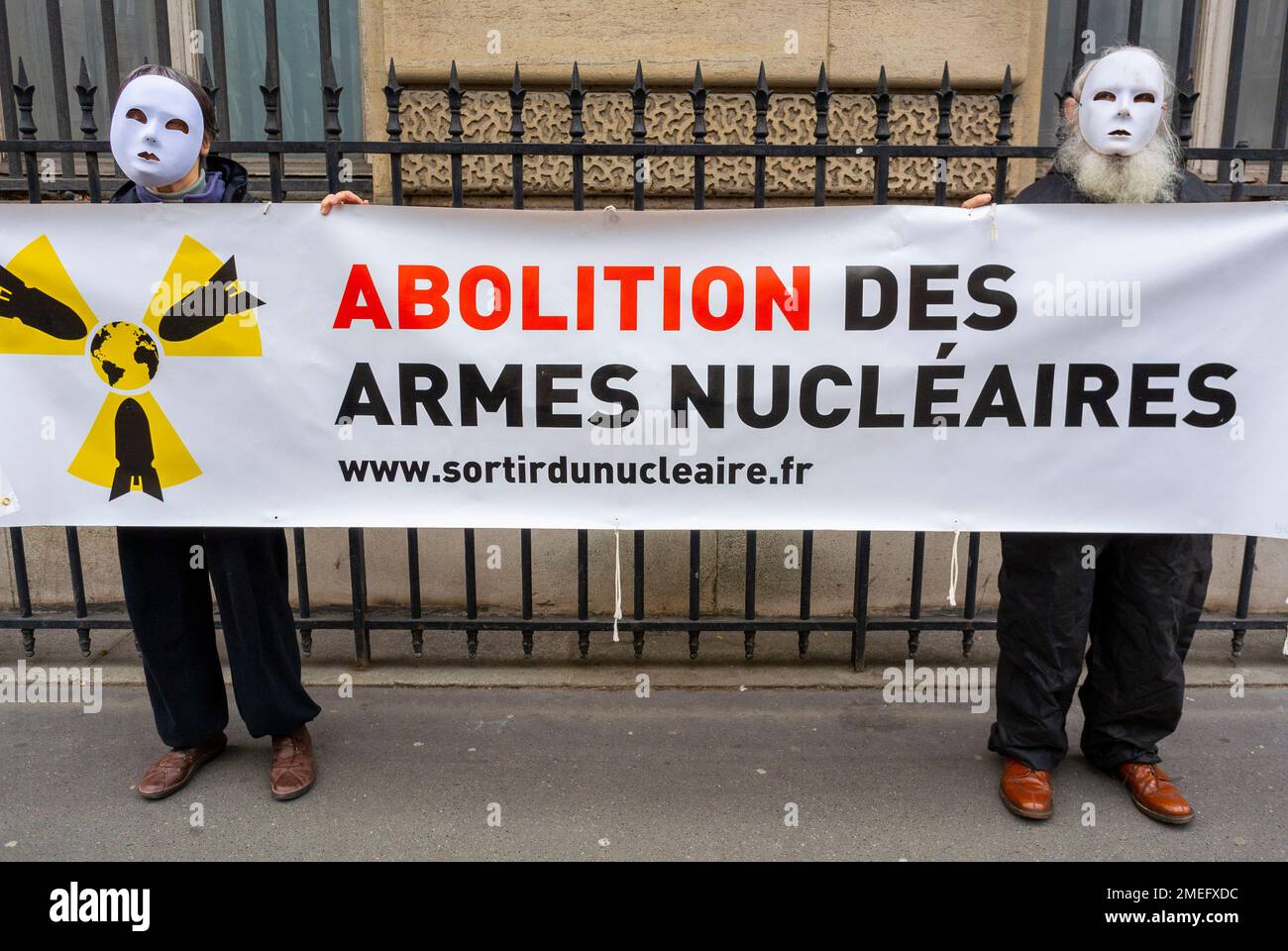 Paris, France, manifestation contre les armes nucléaires, People in Masks tenant des signes de protestation, 2014 Banque D'Images