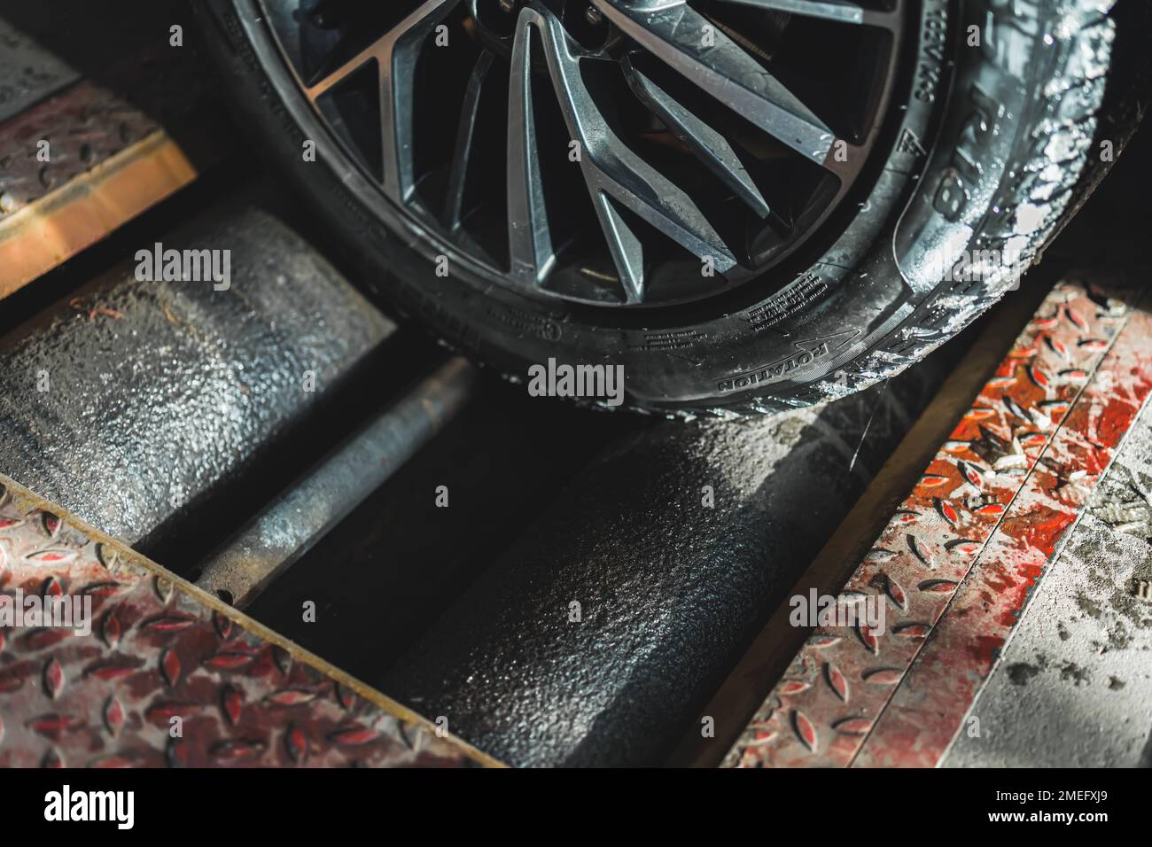 Vue rapprochée d'une roue de voiture lors d'un contrôle de géométrie pour garantir un alignement correct. Photo de haute qualité Banque D'Images Vue rapprochée d'une roue de voiture lors d'un contrôle de géométrie pour garantir un alignement correct. Photo de haute qualité Banque D'Images
