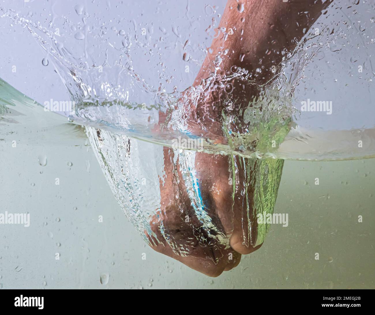 il bat tous les battements de l'eau, les éclaboussures et les gouttes s'envolent. détection des émotions Banque D'Images