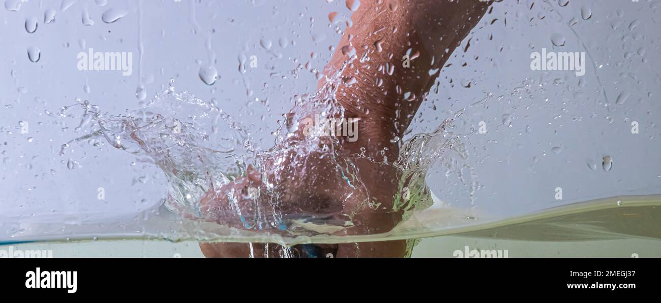 il bat tous les battements de l'eau, les éclaboussures et les gouttes s'envolent. détection des émotions Banque D'Images