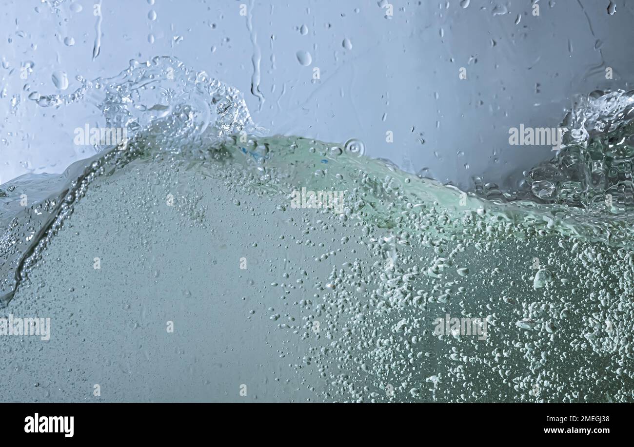 l'eau est turbulente. pulvérisations, gouttes et bulles Banque D'Images