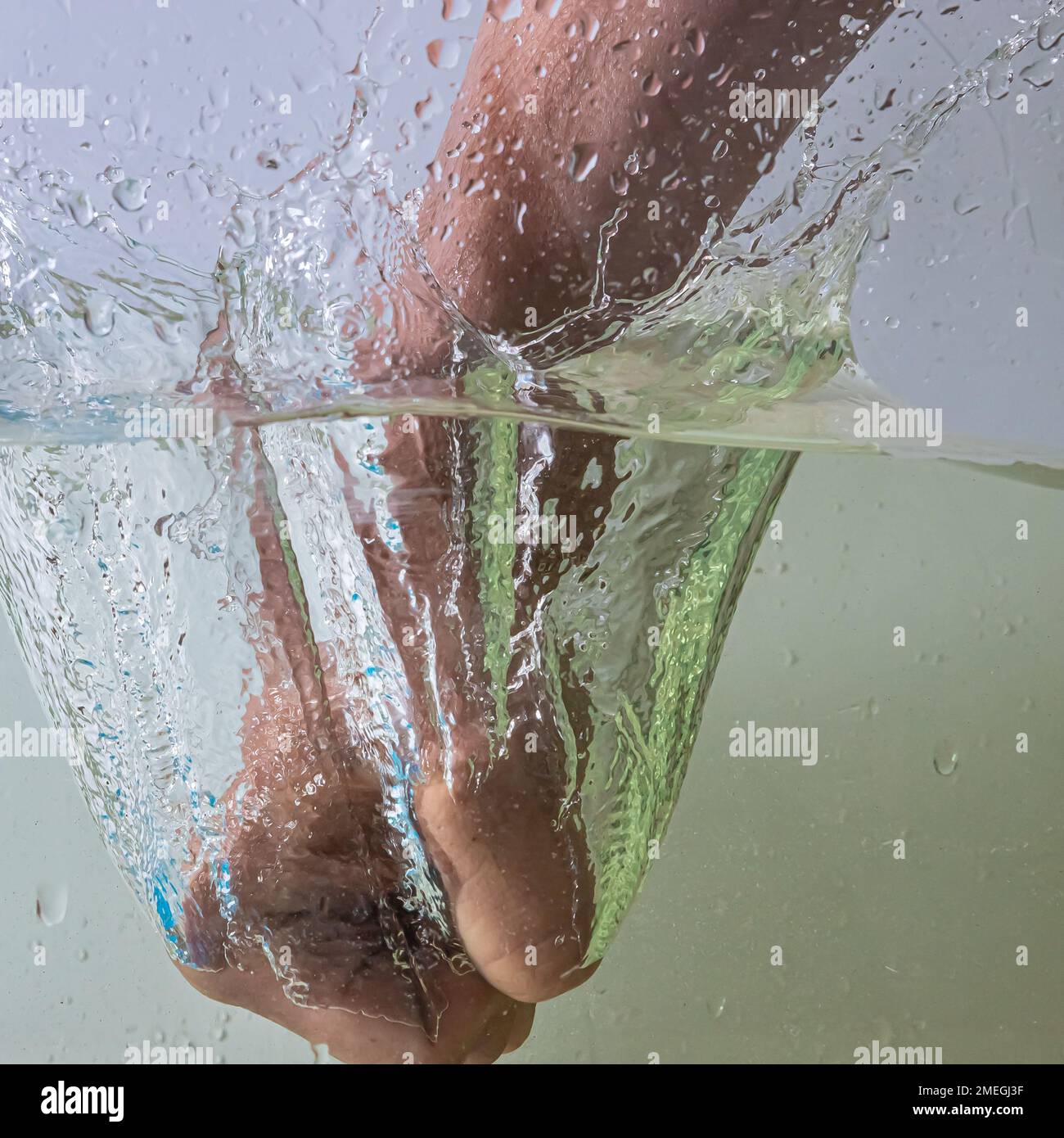 il bat tous les battements de l'eau, les éclaboussures et les gouttes s'envolent. détection des émotions Banque D'Images