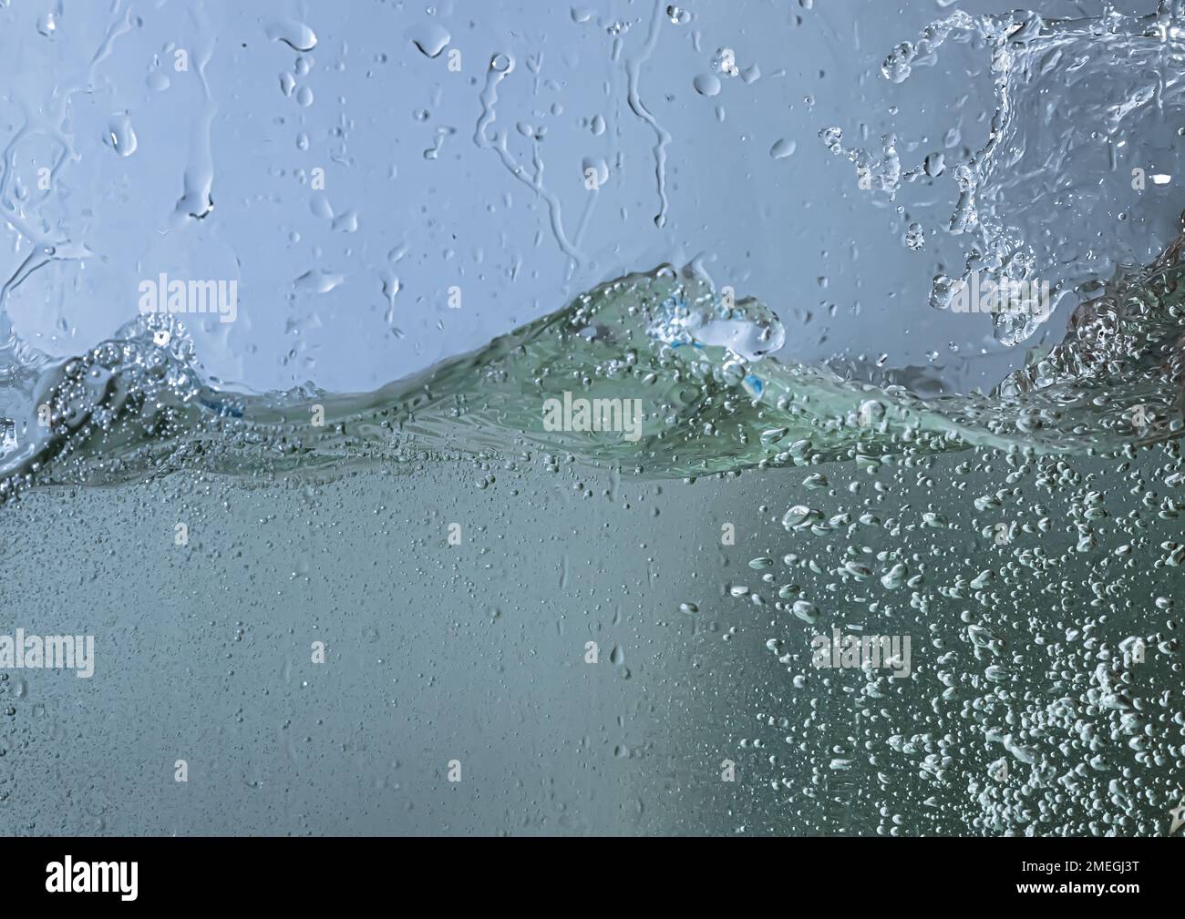 l'eau est turbulente. pulvérisations, gouttes et bulles Banque D'Images