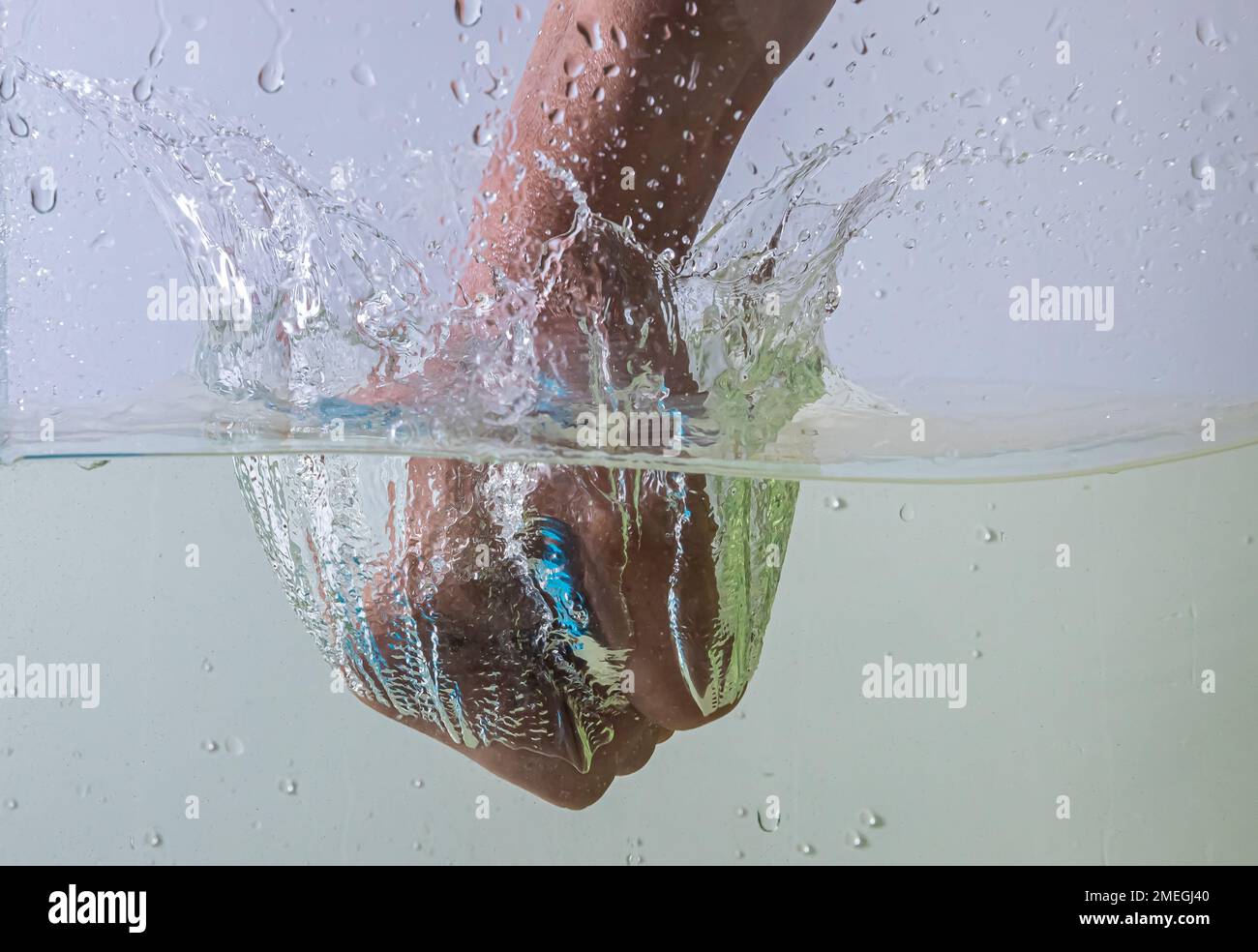 il bat tous les battements de l'eau, les éclaboussures et les gouttes s'envolent. détection des émotions Banque D'Images