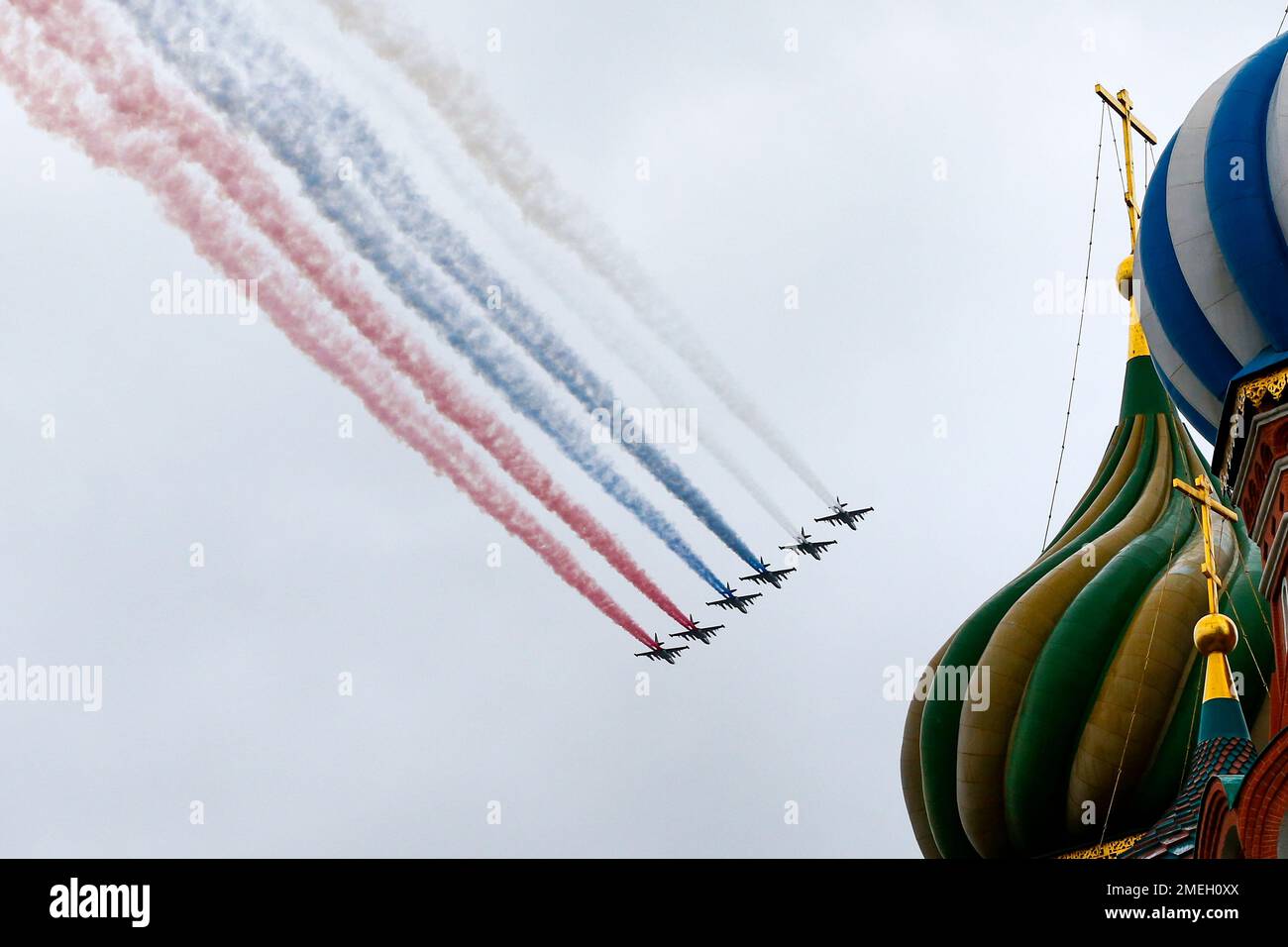 Russian warplanes fly over Red Square leaving trails of smoke in the colours of the national flag during the Victory Day military parade in Red Square in Moscow, Russia, Sunday, May 9, 2021, marking the 76th anniversary of the end of World War II in Europe. Russian President Vladimir Putin marked the anniversary of the end of World War II in Europe with a speech warning that Nazi beliefs remain strong. (AP Photo/Alexander Zemlianichenko) Banque D'Images