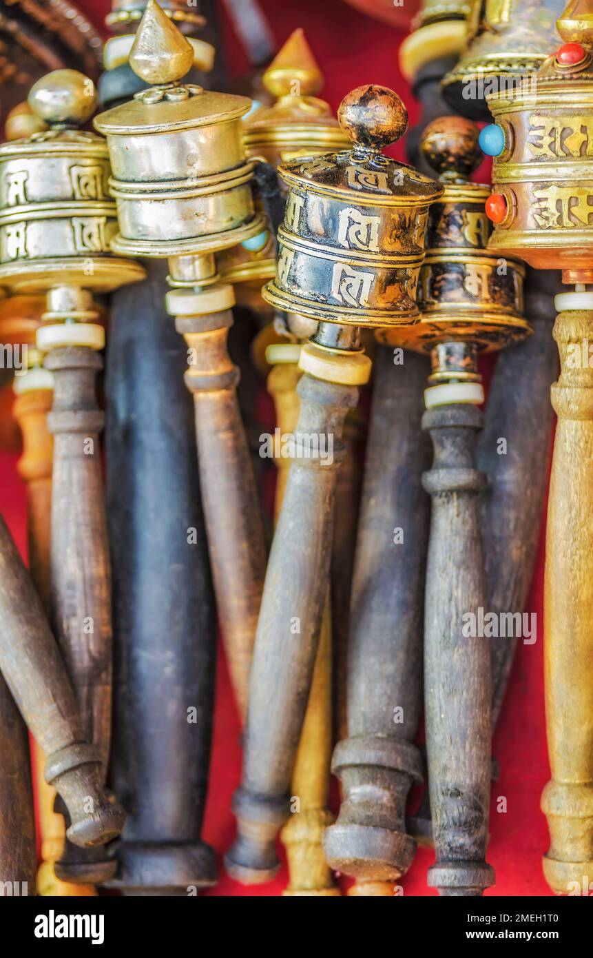 Roues de prière bouddhistes à la main, Katmandou, Népal Banque D'Images