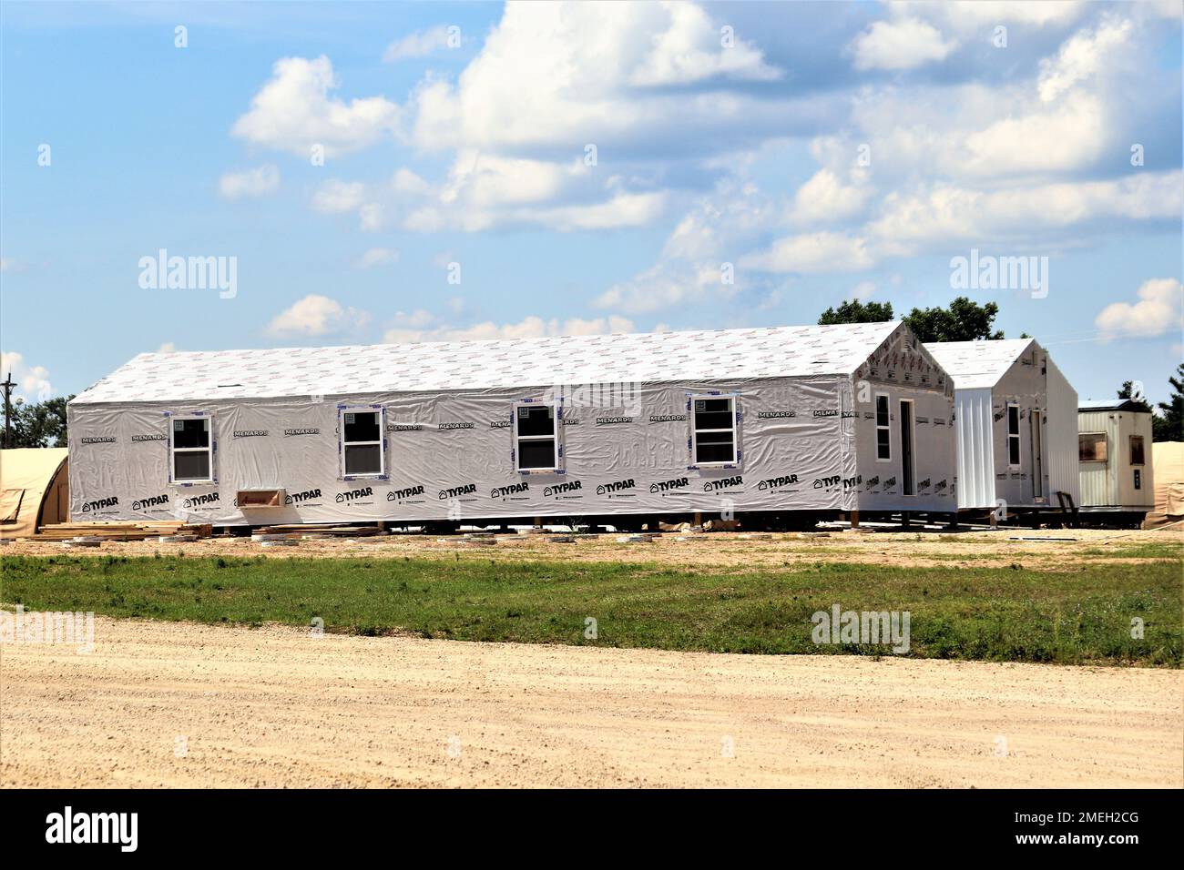 Le travail terminé sur un projet de troupe est montré le 17 août 2022, pour construire des immeubles de bureaux à la zone de soutien logistique Liberty sur North Post à fort McCoy, Wisconsin. De nombreuses unités d'ingénieurs de l'Armée de terre ont travaillé sur le projet de troupe en 2022 à fort McCoy. Larry Morrow, coordonnateur des projets de troupes de fort McCoy, a déclaré que le fait d'avoir terminé les projets de troupes aide les unités d'ingénieurs à obtenir la formation dont elles ont besoin et, à son tour, l'installation reçoit des améliorations de base et de qualité de vie grâce à l'achèvement des projets. Banque D'Images