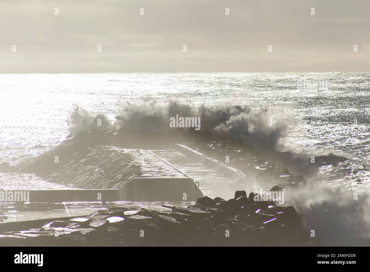 Ondas fortes arrebetam no quebra-mar do Pontão da Ericeira [de fortes vagues se brisent sur le brise-lames de Pontão da Ericeira] Ericeira - Mafra Portugal Banque D'Images