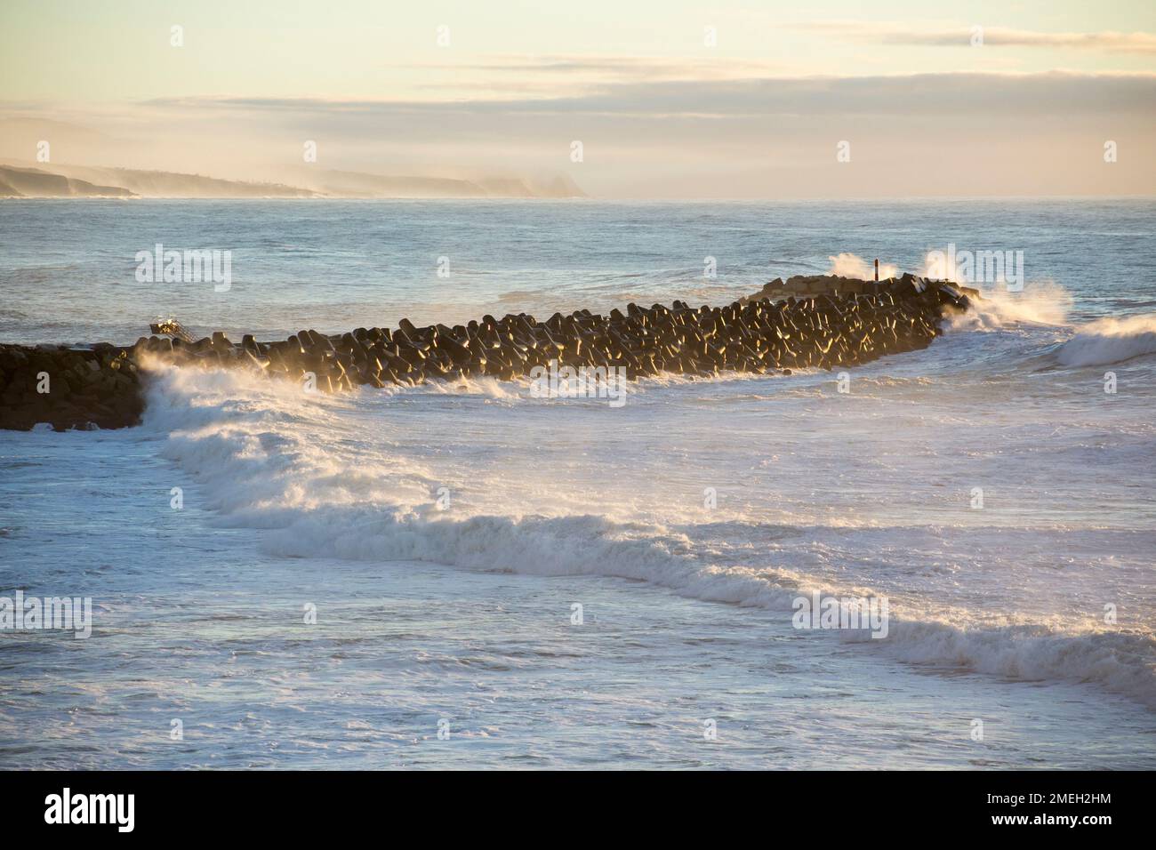 Ondas fortes arrebetam no quebra-mar do Pontão da Ericeira [de fortes vagues se brisent sur le brise-lames de Pontão da Ericeira] Ericeira - Mafra Portugal Banque D'Images