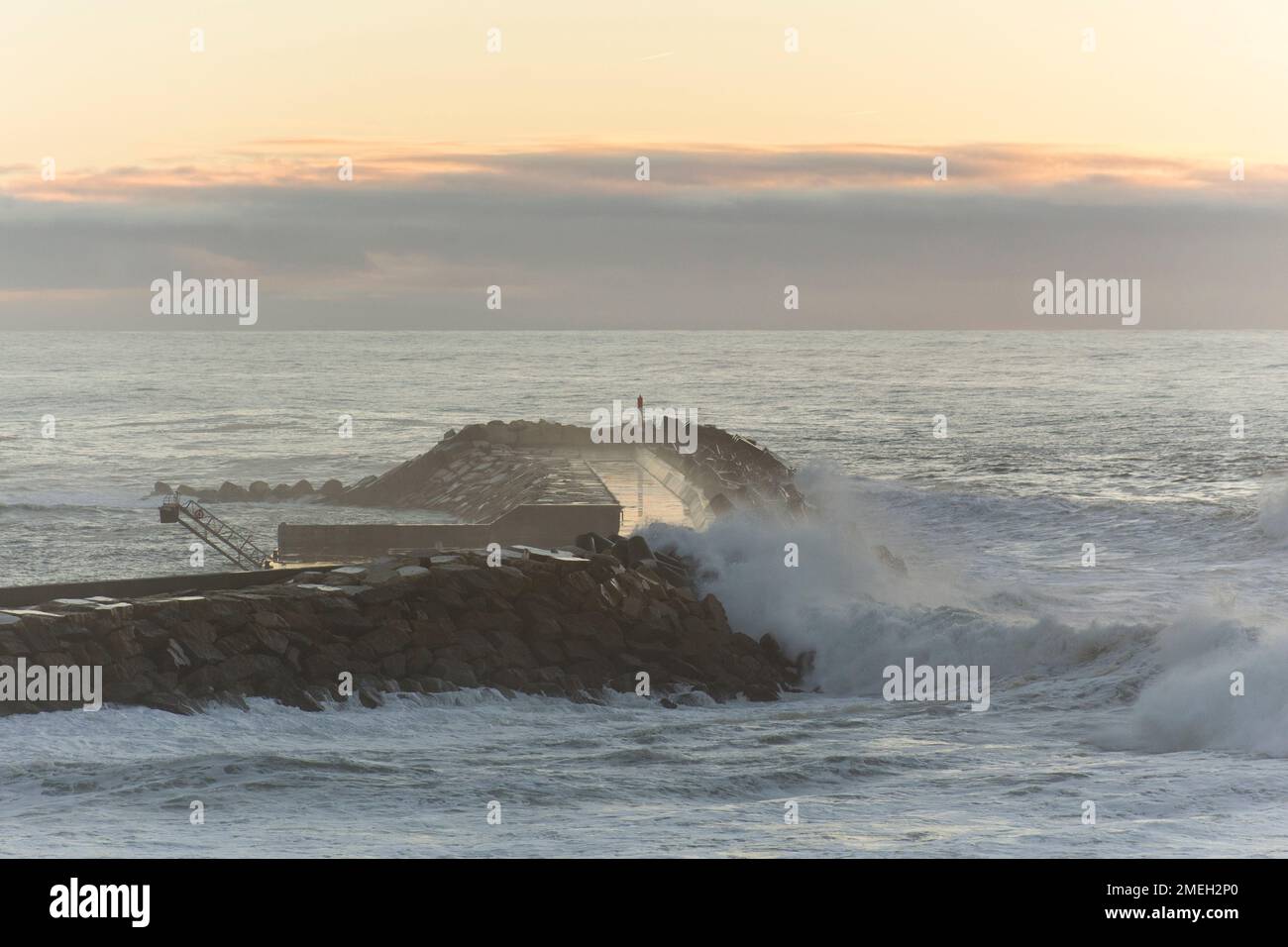 Ondas fortes arrebetam no quebra-mar do Pontão da Ericeira [de fortes vagues se brisent sur le brise-lames de Pontão da Ericeira] Ericeira - Mafra Portugal Banque D'Images