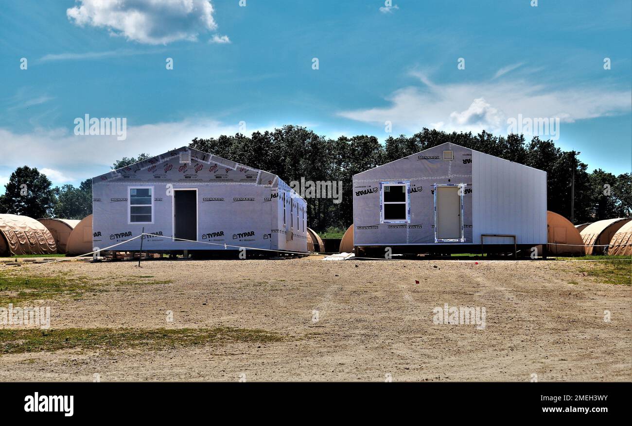 Le travail terminé sur un projet de troupe est montré le 17 août 2022, pour construire des immeubles de bureaux à la zone de soutien logistique Liberty sur North Post à fort McCoy, Wisconsin. De nombreuses unités d'ingénieurs de l'Armée de terre ont travaillé sur le projet de troupe en 2022 à fort McCoy. Larry Morrow, coordonnateur des projets de troupes de fort McCoy, a déclaré que le fait d'avoir terminé les projets de troupes aide les unités d'ingénieurs à obtenir la formation dont elles ont besoin et, à son tour, l'installation reçoit des améliorations de base et de qualité de vie grâce à l'achèvement des projets. Banque D'Images