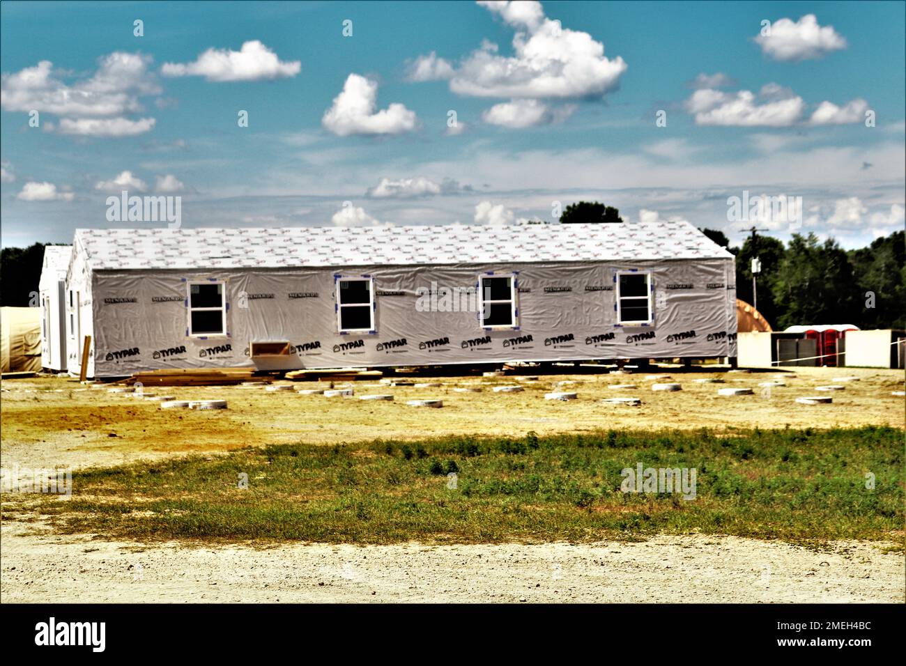 Le travail terminé sur un projet de troupe est montré le 17 août 2022, pour construire des immeubles de bureaux à la zone de soutien logistique Liberty sur North Post à fort McCoy, Wisconsin. De nombreuses unités d'ingénieurs de l'Armée de terre ont travaillé sur le projet de troupe en 2022 à fort McCoy. Larry Morrow, coordonnateur des projets de troupes de fort McCoy, a déclaré que le fait d'avoir terminé les projets de troupes aide les unités d'ingénieurs à obtenir la formation dont elles ont besoin et, à son tour, l'installation reçoit des améliorations de base et de qualité de vie grâce à l'achèvement des projets. Banque D'Images