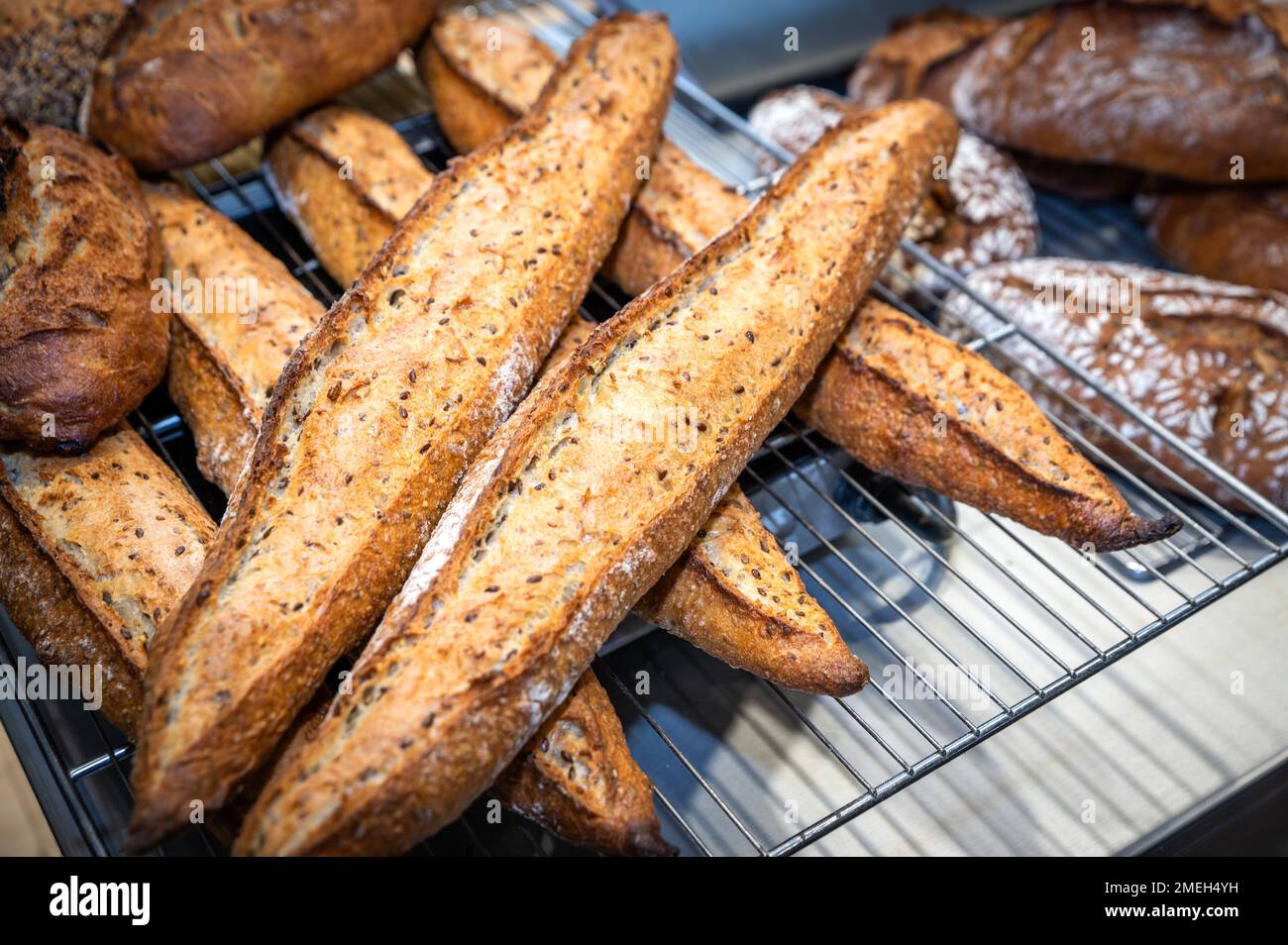 On a goûté et frais de très beau pain nommé baguette française Banque D'Images On a goûté et frais de très beau pain nommé baguette française Banque D'Images