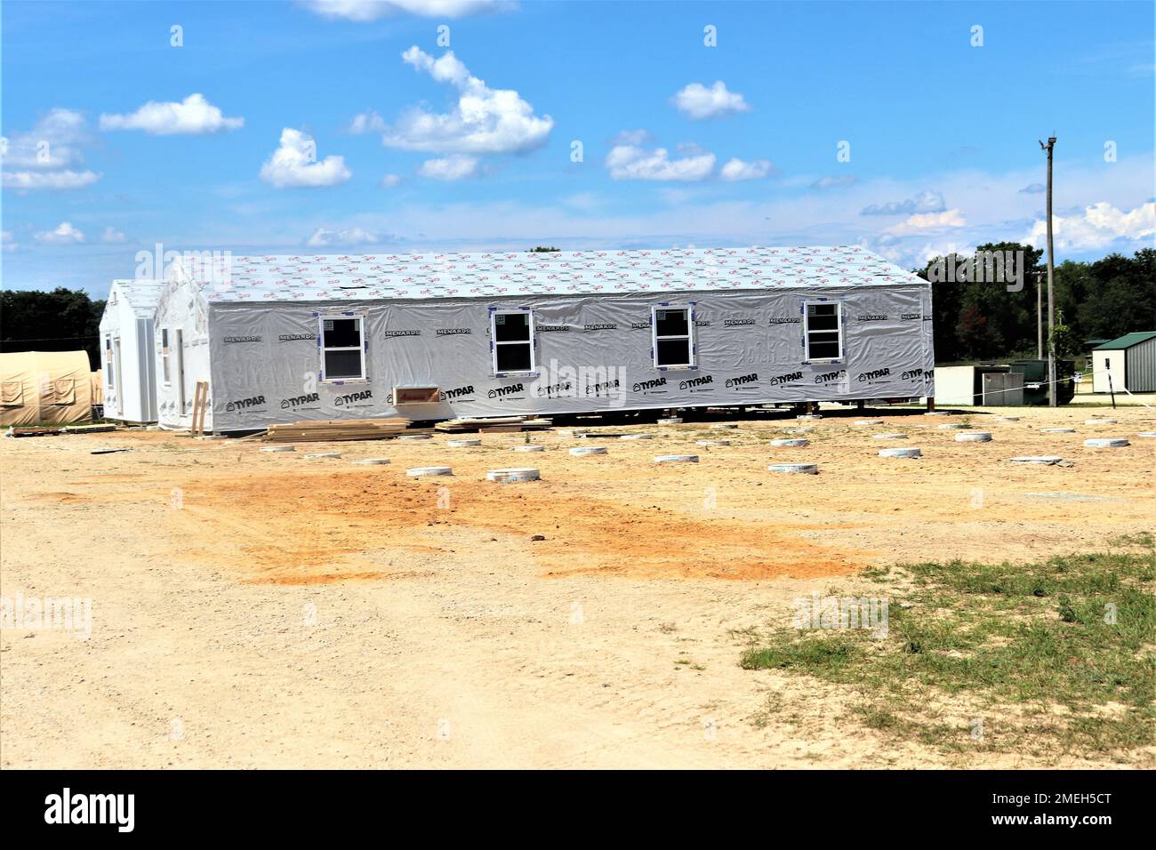 Le travail terminé sur un projet de troupe est montré le 17 août 2022, pour construire des immeubles de bureaux à la zone de soutien logistique Liberty sur North Post à fort McCoy, Wisconsin. De nombreuses unités d'ingénieurs de l'Armée de terre ont travaillé sur le projet de troupe en 2022 à fort McCoy. Larry Morrow, coordonnateur des projets de troupes de fort McCoy, a déclaré que le fait d'avoir terminé les projets de troupes aide les unités d'ingénieurs à obtenir la formation dont elles ont besoin et, à son tour, l'installation reçoit des améliorations de base et de qualité de vie grâce à l'achèvement des projets. Banque D'Images