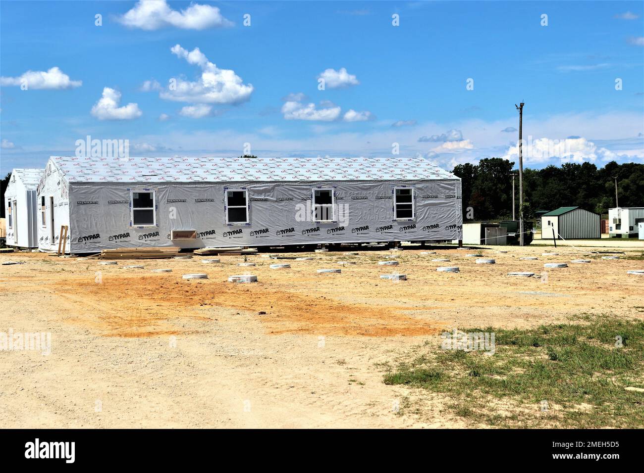 Le travail terminé sur un projet de troupe est montré le 17 août 2022, pour construire des immeubles de bureaux à la zone de soutien logistique Liberty sur North Post à fort McCoy, Wisconsin. De nombreuses unités d'ingénieurs de l'Armée de terre ont travaillé sur le projet de troupe en 2022 à fort McCoy. Larry Morrow, coordonnateur des projets de troupes de fort McCoy, a déclaré que le fait d'avoir terminé les projets de troupes aide les unités d'ingénieurs à obtenir la formation dont elles ont besoin et, à son tour, l'installation reçoit des améliorations de base et de qualité de vie grâce à l'achèvement des projets. Banque D'Images