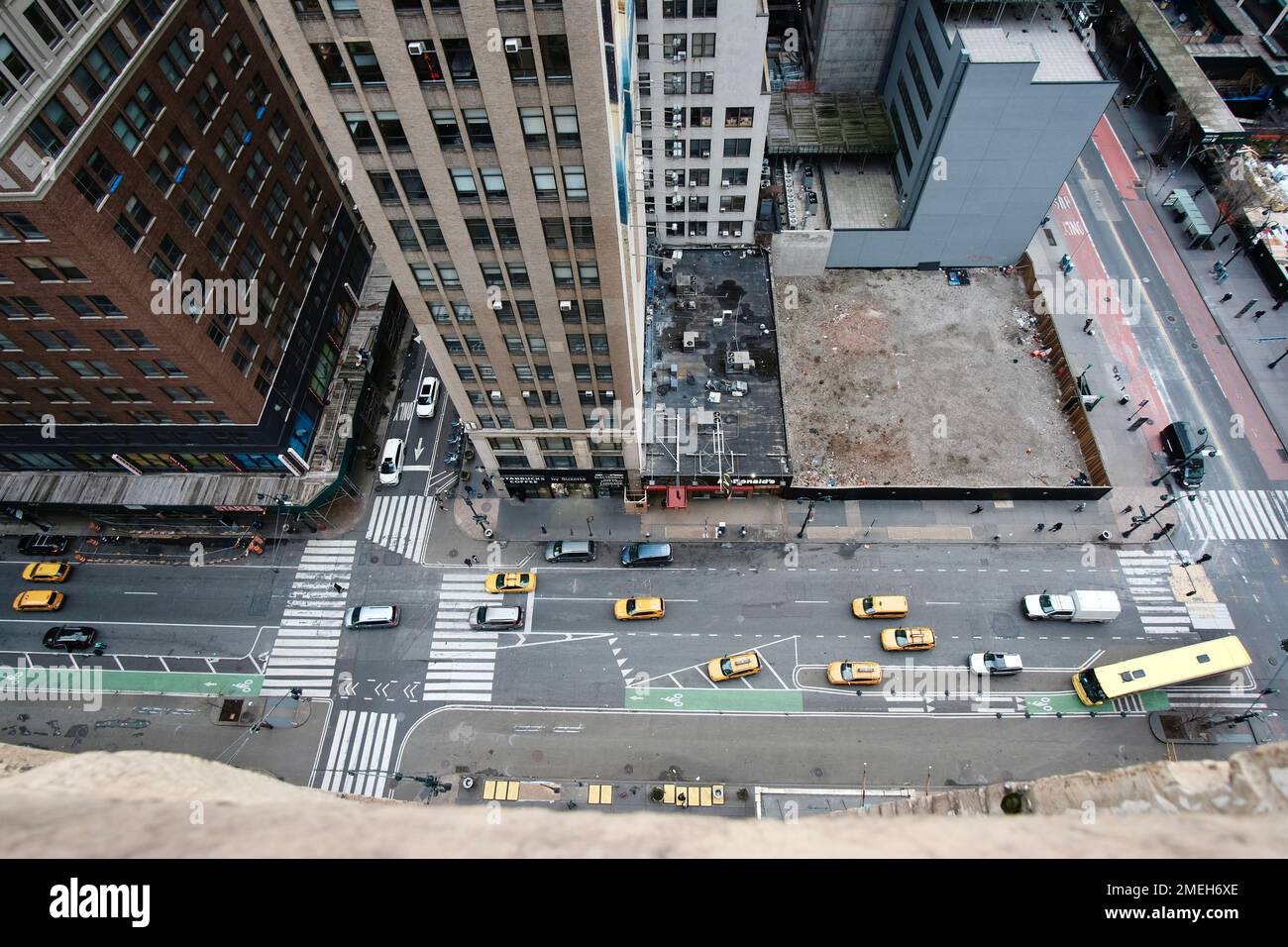 Route et taxis jaunes sur 9th Avenue New York Banque D'Images