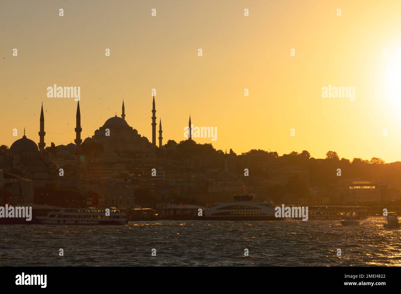 Silhouette d'Istanbul au coucher du soleil. Rendez-vous à Istanbul. Ramadan ou photo de concept islamique. Banque D'Images