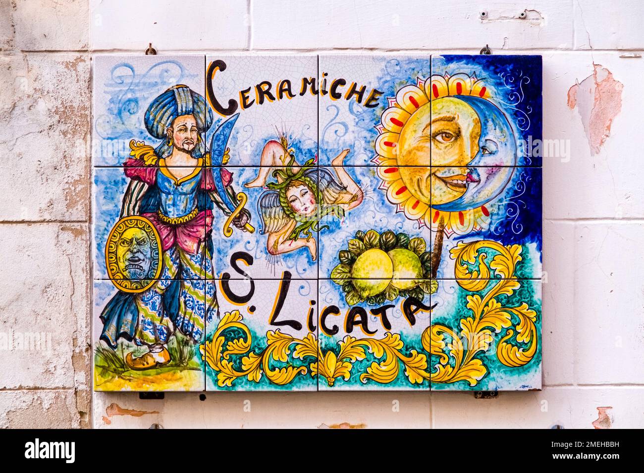 Carreaux de céramique colorés sur un mur de maison, caractéristique de cette forme d'art dans la ville de Sciacca. Banque D'Images