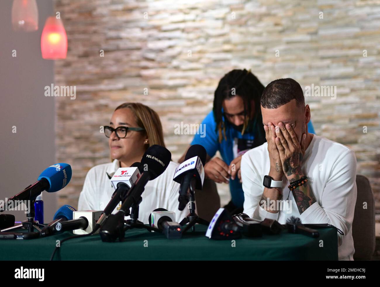 Keila Ortiz, left, and Jose Antonio Rodriguez, right, offer a press conference at the wake of their daughter Keishla Rodriguez, whose lifeless body was found in a lagoon Saturday, in San Juan, Puerto Rico, Thursday, May 6, 2021. A federal judge on Monday ordered Puerto Rican boxer Felix Verdejo held without bail after he was charged with the death of Keishla Rodriguez and with intentionally killing the unborn child she was carrying. (AP Photo/Carlos Giusti) Banque D'Images