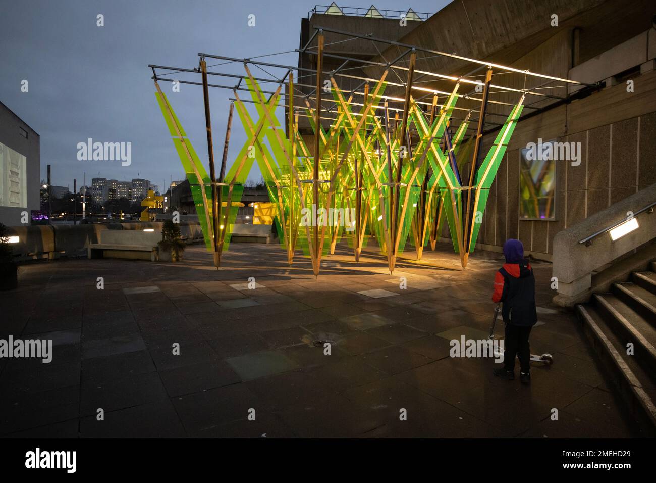 Exposition « Winter Lights », espaces extérieurs à la galerie Southbank, œuvres d'art inspirées de la lumière, de la couleur et de la poétique de l'espace, Londres, Royaume-Uni Banque D'Images