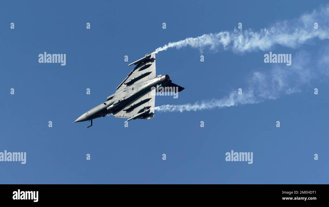 HAL Tejas de l'Indian Air Force effectuant une manœuvre aérobie avec des pistes de fumée. En 90th, lors de la Journée de la Force aérienne indienne Banque D'Images