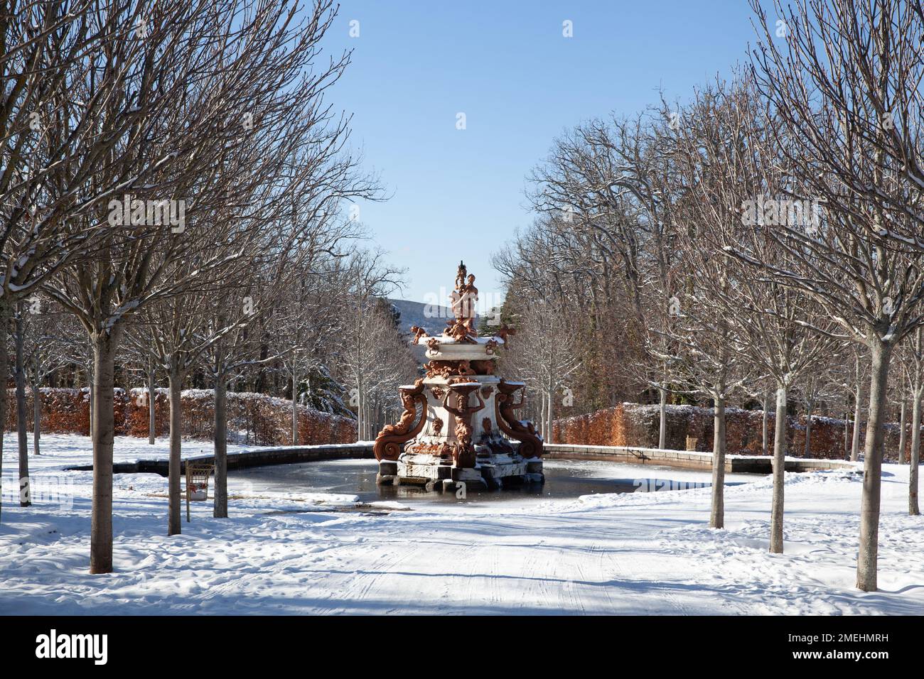 San Ildefonso, Espagne - 4 janvier 2022 : Fuente de las Tazas Bajas aux jardins du Palais Royal de la Granja de San Ildefonso Banque D'Images