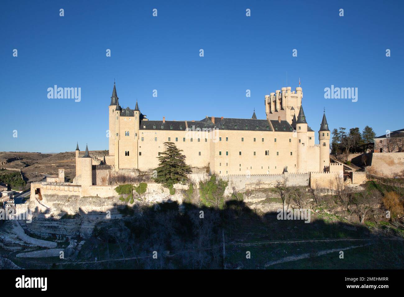 Ségovie, Espagne - 4 janvier 2022 : Alcazar de Ségovie le jour d'hiver ensoleillé Banque D'Images