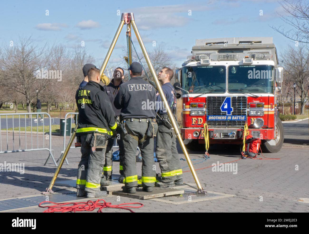 Des pompiers de différentes stations s'entraînent pour sauver une personne coincée dans un trou. À Flushing Meadows Corona Park, Queens, New York. Banque D'Images