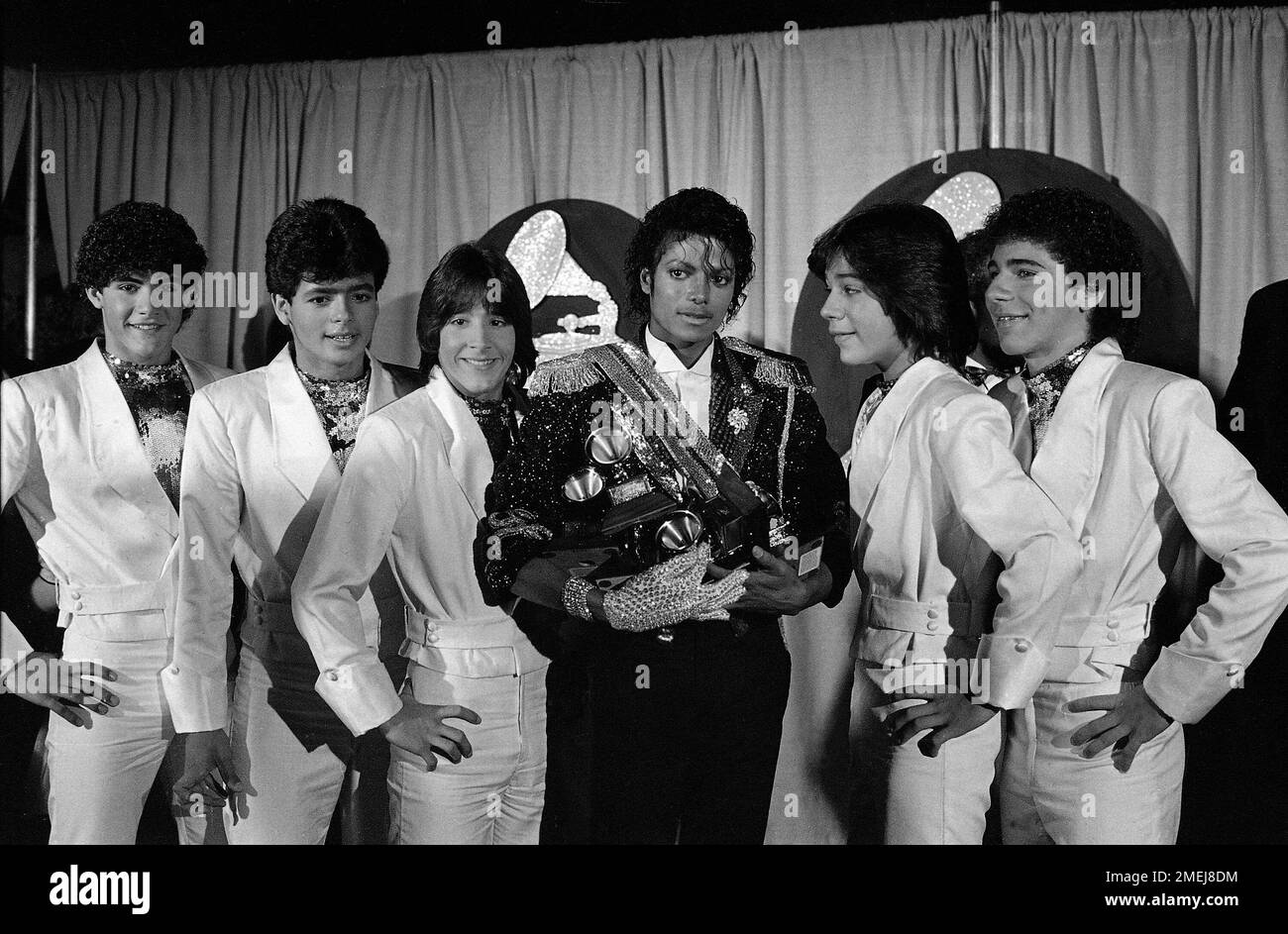 FILE - In this Feb. 28, 1984 file photo, Michael Jackson poses backstage with the Latin pop group Menudo; Charlie Rivera Masso, from left to right, Robby Rosa, Roy Rosello, Jackson, Ray Reyes and Ricky Melendez, at the Grammy Awards in Los Angeles. Reyes, a member of Menudo during the quintet's golden age, died Friday, April 30, 2021. He was 51 years old. (AP Photo, File) Banque D'Images